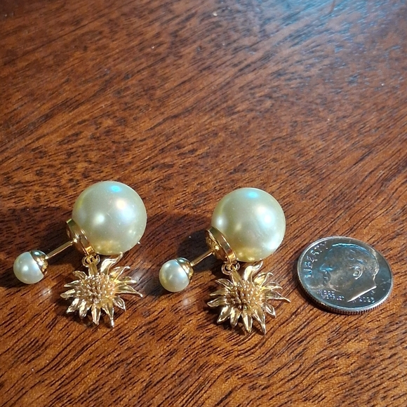 Christian Dior Gold Sunflower Earrings - Picture 3 of 9